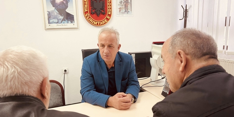 Muharremaj viziton shoqatat e dala nga lufta: Duhet të nderojmë luftën e UÇK-së