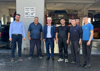 Smajl Latifi viziton kompaninë “Faredini-A” në Rahovec