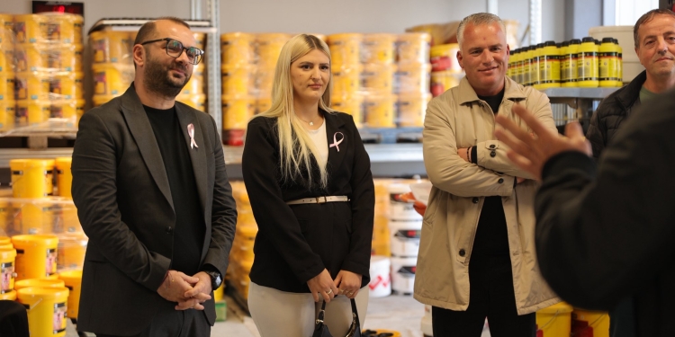 Arbër Ismajli viziton bizneset: Shembull i vërtetë i punës, i disiplinës dhe i besimit në prodhimin vendor