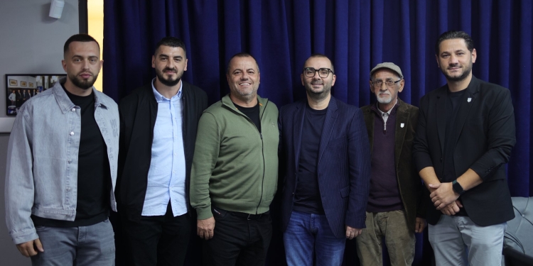 Arbër Ismajli takohet me drejtuesit e Dritës, premton përkrahje për sportin