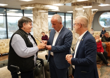 Bali Muharremaj viziton banorët e Shtëpisë së të Moshuarëve