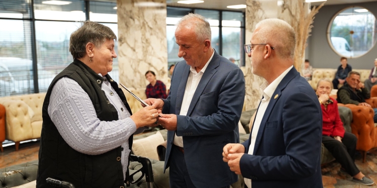 Bali Muharremaj viziton banorët e Shtëpisë së të Moshuarëve