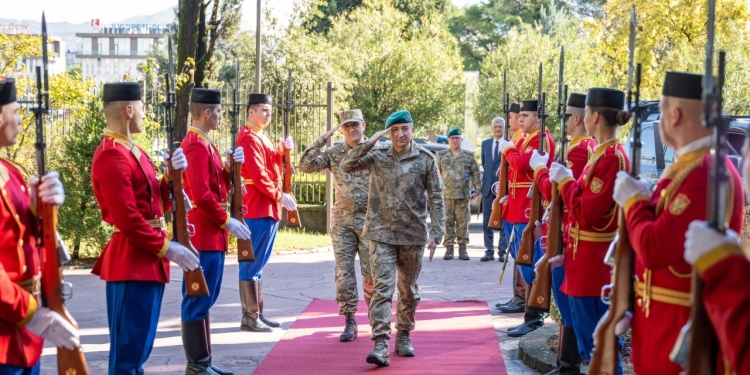 Komandanti i KFOR-it dhe ministri malazez diskutojnë për sigurinë në Kosovë dhe stabilitetin rajonal