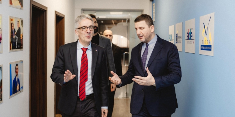 Krasniqi dhe ambasadori gjermanin flasin për zhvillimet politike në vend
