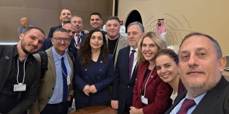 Osmani dhe ekipi i saj në festë pas njohjes nga Siria, kanë edhe një paralajmërim