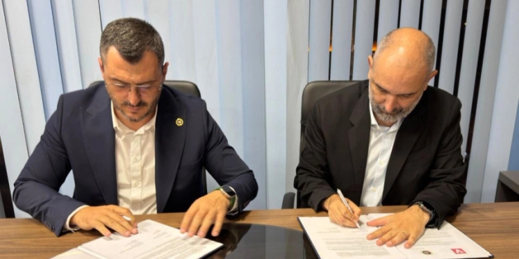 Nënkryetarja e AAK-së në Prizren jep dorëheqje, pas koalicionit VV-AAK
