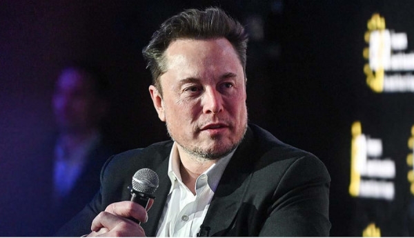 Elon Musk kërkon 1 trilion dollarë për të ruajtur ndikimin mbi ‘ushtrinë robotike’ të Teslës