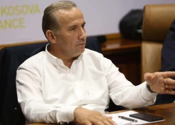“Bishti i sakicës”, “Haxhi Qamili në Vlorë”, “Taxhia e poshtër”, drama në Aeroportin e Vlorës nervozon vëllain e Pacollit
