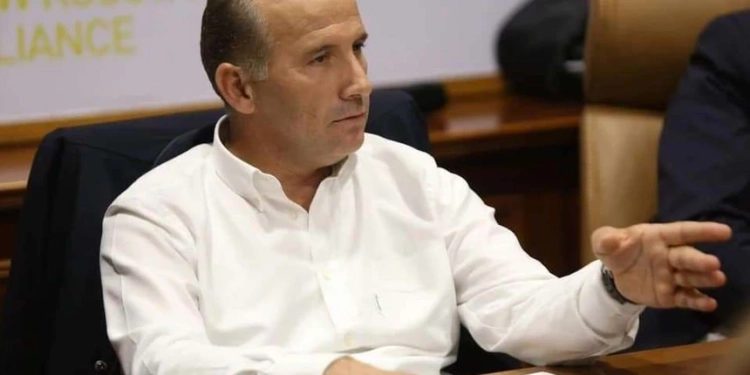 “Bishti i sakicës”, “Haxhi Qamili në Vlorë”, “Taxhia e poshtër”, drama në Aeroportin e Vlorës nervozon vëllain e Pacollit