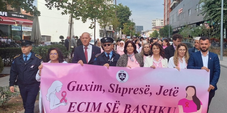 Policia në Prizren merr pjesë në marshin sensibilizues kundër kancerit të gjirit