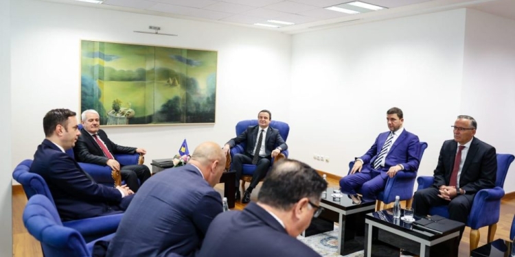 “Babadimer i mashtrimeve”; “po e rrënon shtetin”: “Opozita” e kritikon ashpër Kurtin për vendimet kontestueshme qeveritare