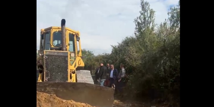 Bali Muharremaj viziton hapjen e rrugës që lidh Zonën Industriale me Leshanin dhe Tërrnjen