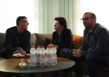 Arbër Ismajli viziton familjet e heronjve Rexhep Mala dhe Nuhi Berisha