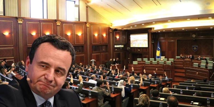 Fati i Qeverisë vendoset nesër, a do të arrijë Kurti t’i gjejë numrat?