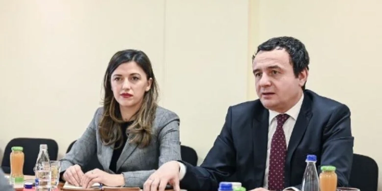 A do t’u kërkoni falje qytetarëve që keni gënjyer se i keni votat për Qeveri – ja si përgjigjet Albulena Haxhiu