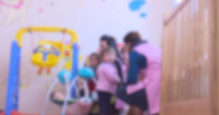 Keqtrajtoi një fëmijë, ndalohet për 48-orë një edukatore në Pejë