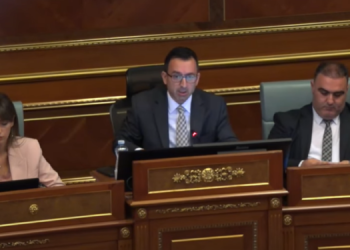 Shkelje mbi shkelje| Tri aktgjykime të Kushtetueses, një grumbull shkeljesh kushtetuese nga VV-ja