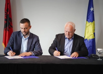 Arian Tahiri nënshkruan koalicion me AAK-në për balotazhin në Mitrovicë