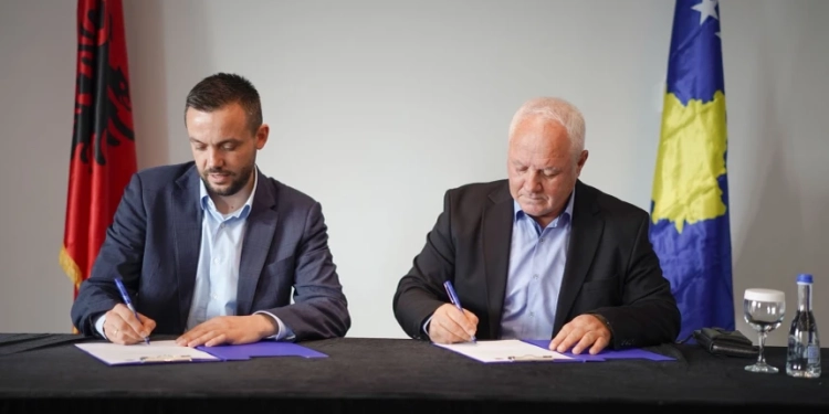Arian Tahiri nënshkruan koalicion me AAK-në për balotazhin në Mitrovicë