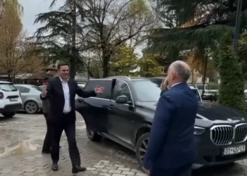 Abdixhiku shpërndan video nga vizita te Gazmend Muhaxheri në Pejë pas fitores