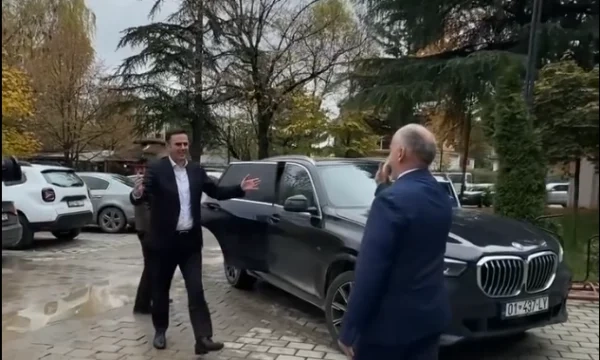 Abdixhiku shpërndan video nga vizita te Gazmend Muhaxheri në Pejë pas fitores