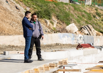 Arian Tahiri viziton vendpunishten e dëmtuar të urës së re: Mitrovica ka nevojë për besim dhe bashkëpunim