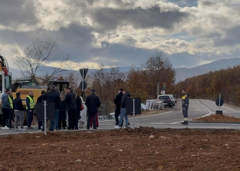 AVONET: Mashtrim publik, Qeveria po e ‘inauguron’ rrugën e papërfunduar një ditë para balotazhit