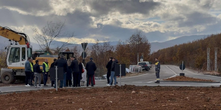 AVONET: Mashtrim publik, Qeveria po e ‘inauguron’ rrugën e papërfunduar një ditë para balotazhit