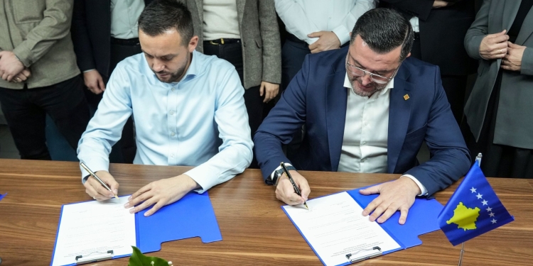 PDK dhe LDK nënshkruajnë koalicion në Mitrovicë