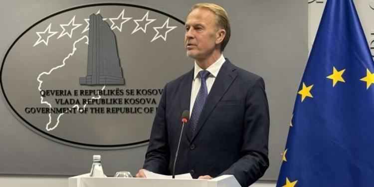 Ambasadori i BE-së u bën thirrje partive politike të bëhen bashkë për progresin e Kosovës