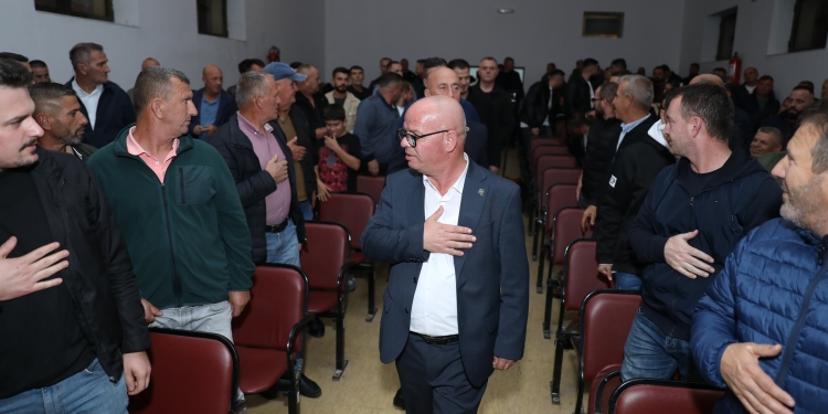 Smajl Latifi nis fushatën bashkë me Ramush Haradinajn në Krushë të Madhe: “Jemi adresë për të gjithë qytetarët e Rahovecit”