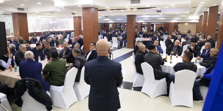 Smajl Latifi me veteranët e luftës: “Asnjëherë nuk do ta harrojmë këtë kategori të shoqërisë sonë”