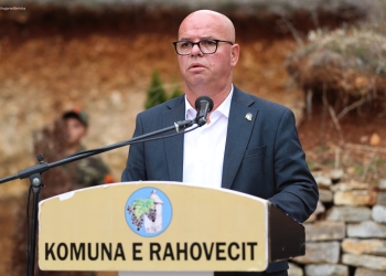 Smajl Latifi nderon heronjtë e kombit në 27-vjetorin e rënies së tyre