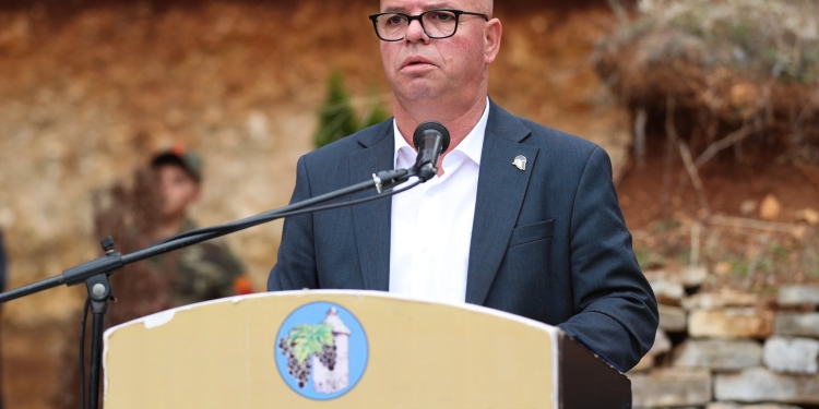 Smajl Latifi nderon heronjtë e kombit në 27-vjetorin e rënies së tyre