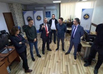 Ambasadori britanik Hargreaves viziton KQZ-në, uron një proces zgjedhor të mbarë dhe të rregullt