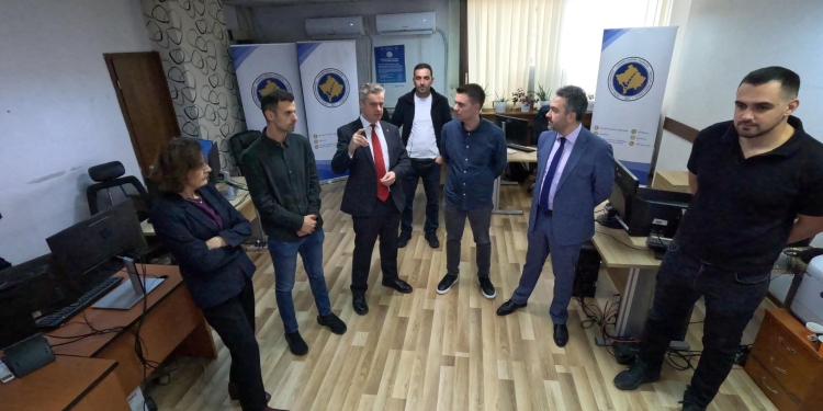 Ambasadori britanik Hargreaves viziton KQZ-në, uron një proces zgjedhor të mbarë dhe të rregullt