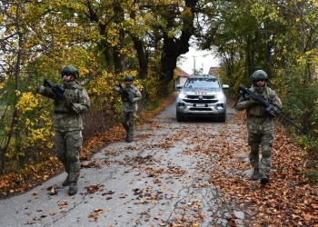 Ushtarët turq të KFOR-it patrullojnë nëpër Kosovë: Japin kontribut për stabilitetin rajonal dhe luajnë një rol kyç