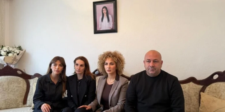 Presidenca viziton familjen e studentes së ndjerë Daorsa Spahija në Gjakovë