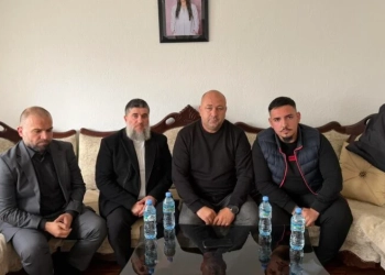 Gazetari Ademi shkoi për t’i kërkuar falje familjes së Daorsa Spahiut
