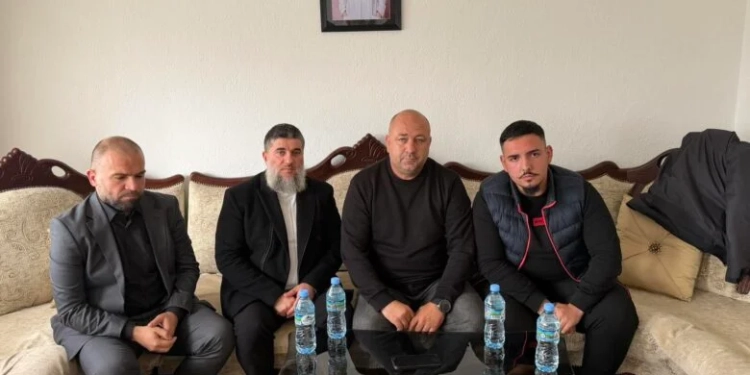 Gazetari Ademi shkoi për t’i kërkuar falje familjes së Daorsa Spahiut