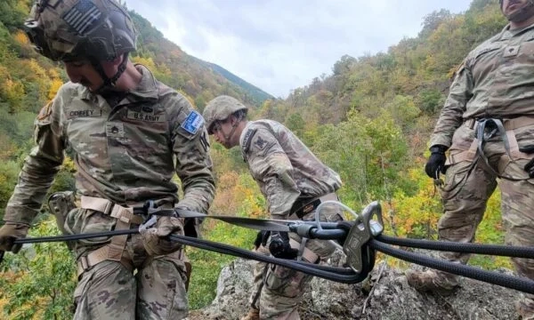 Ushtarët amerikanë e gjermanë të KFOR-it zhvillojnë trajnime për rritjen e sigurisë në terrene të vështira