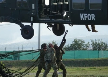Ngjitja e ngarkesës me litar në helikopter, KFOR publikon pamje nga trajnimi i ushtarëve amerikanë me ata letonezë
