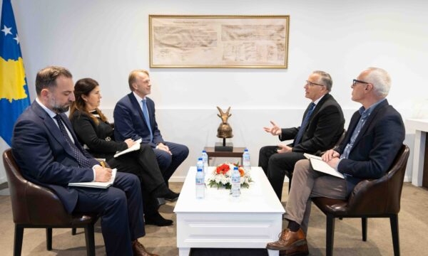 Hamza takohet me Orav, zotohet për angazhim në heqjen e sanksioneve nëse qeveria e re udhëhiqet nga PDK