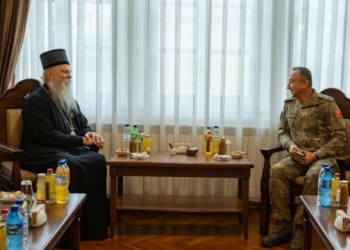 Komandanti i KFOR’it shkon në Manastirin e Graçanicës për takim me Peshkopin Teodosije, temë “çështjet fetare e sociale”