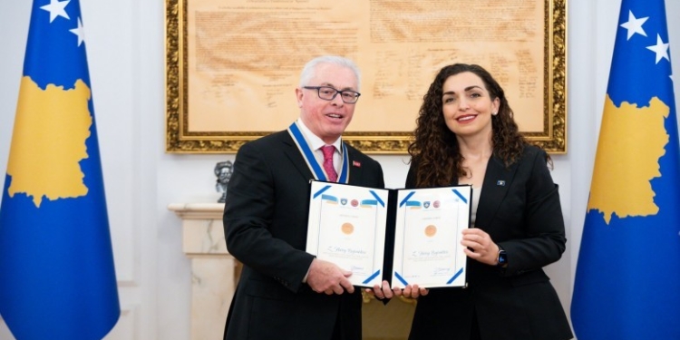 `Urdhri i Lirisë` për Harry Bajraktarin, Osmani: Ai ka ndërtuar ura të rëndësishme bashkëpunimi me Shtëpinë e Bardhë,
