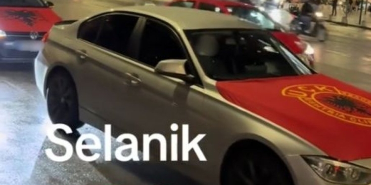 Mediat greke: Shqiptarët “ndezën” rrugët e Selanikut për 28- Nëntorin, festuan me flamuj kuq e zi dhe të UÇK-së