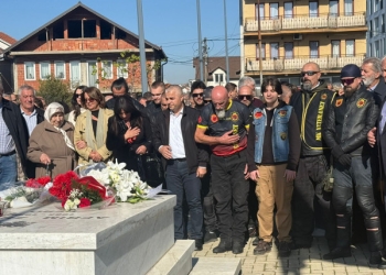 ​Rezistuan 6 orë ndaj forcave serbe, familjarët përkujtojnë heronjtë Afrim Zhitia e Fahri Fazliu