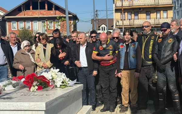 ​Rezistuan 6 orë ndaj forcave serbe, familjarët përkujtojnë heronjtë Afrim Zhitia e Fahri Fazliu
