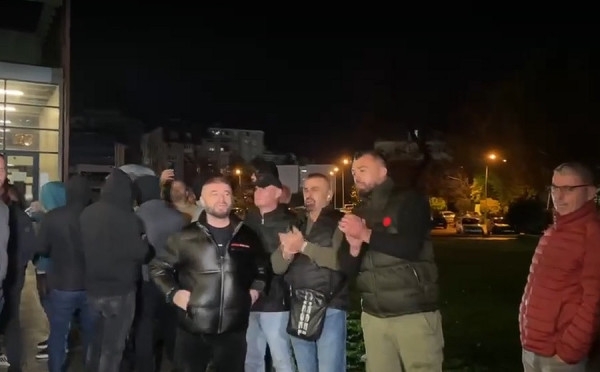 Hajnat në burg, thirrjet e qytetarëve të mbledhur jashtë QKN-së në Mitrovicë