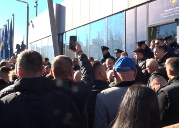 ​Punëtorët e transportit urban dhe kryetari i Prishtinës protestojnë para Qeverisë